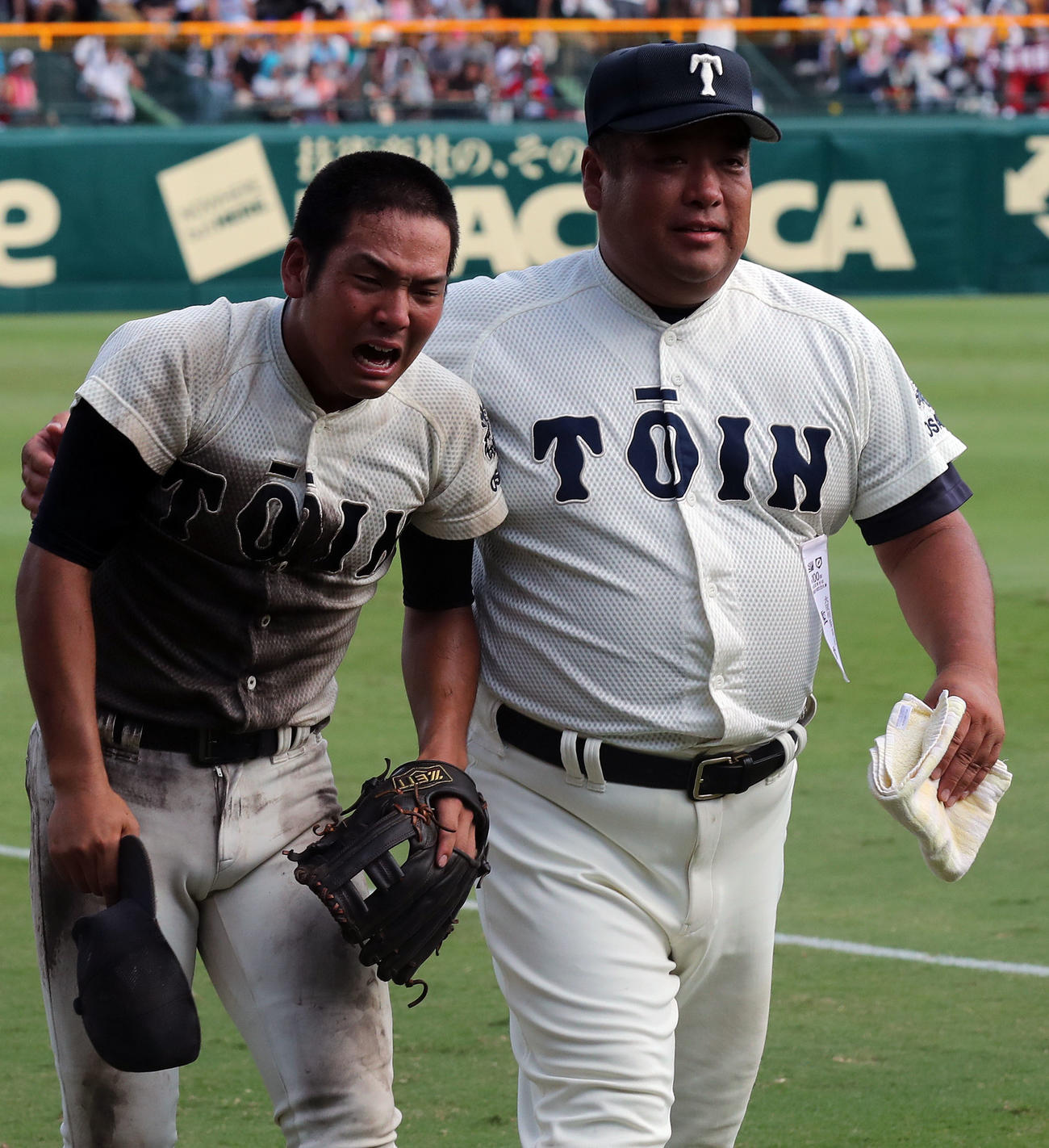 2018年8月、2度目の春夏連覇を達成し涙を流す大阪桐蔭・中川卓也主将。右は西谷浩一監督