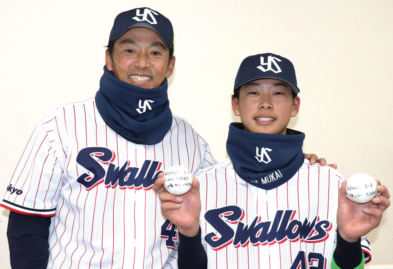 ヤクルトジュニア対中日ジュニア　2続本塁打を放ちホームランボールを手に持つ2番向（右）と度会監督（撮影・佐瀬百合子）
