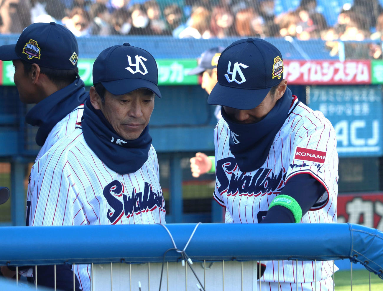 ヤクルトジュニア対中日ジュニア　指揮を執るヤクルト・度会監督（左）と三輪コーチ（撮影・佐瀬百合子）
