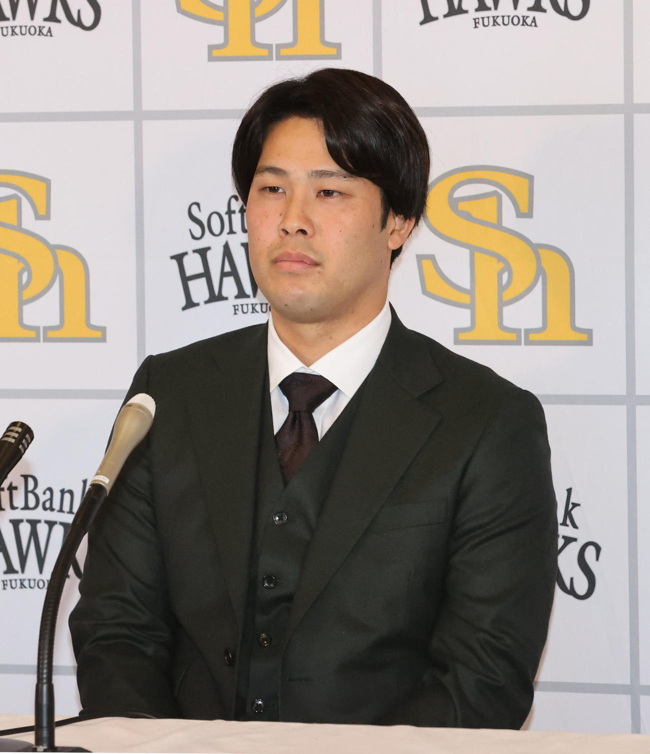契約更改を終え報道陣の質問に応じる藤井（撮影・梅根麻紀）