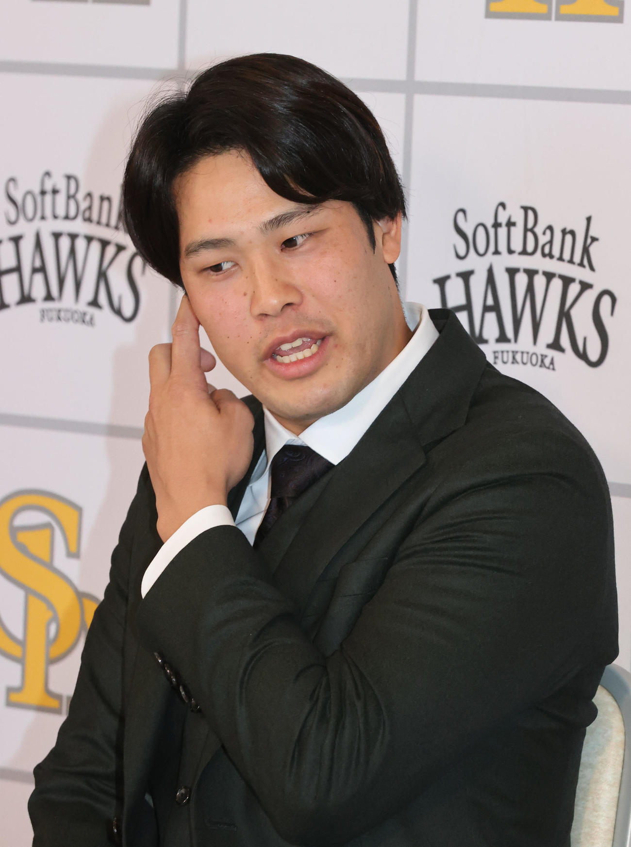 契約更改を終え報道陣の質問に応じる藤井（撮影・梅根麻紀）