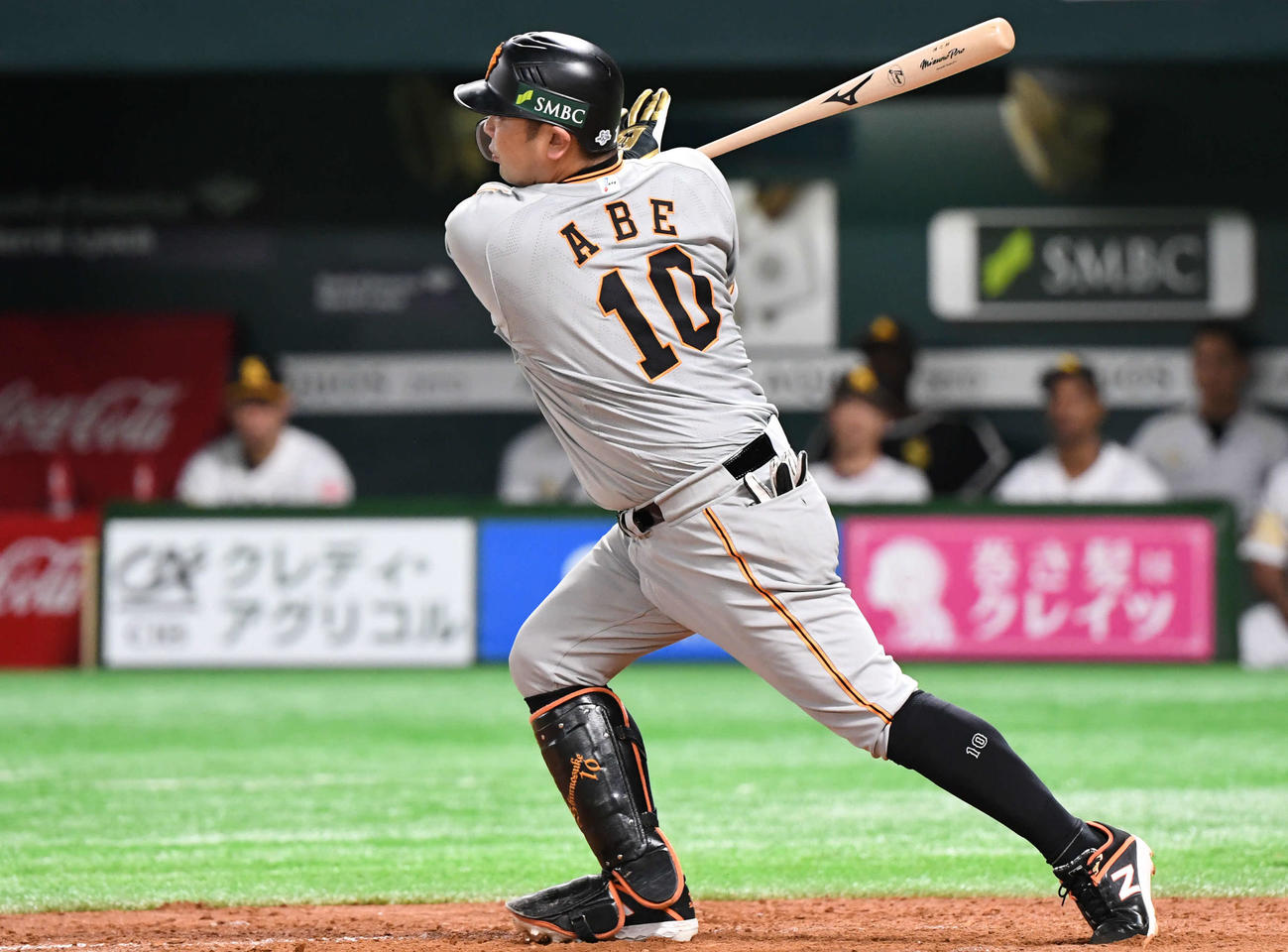 右翼へ適時打を放つ阿部慎之助（2019年10月撮影）