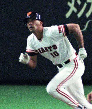 通算100号本塁打を放つ駒田徳広（1992年4月撮影）