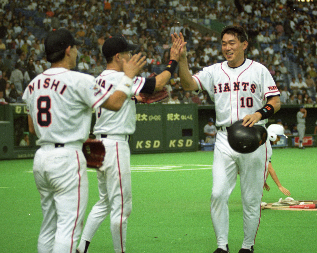 サイクルヒットを達成しナインとハイタッチする広沢克実（1997年9月撮影）