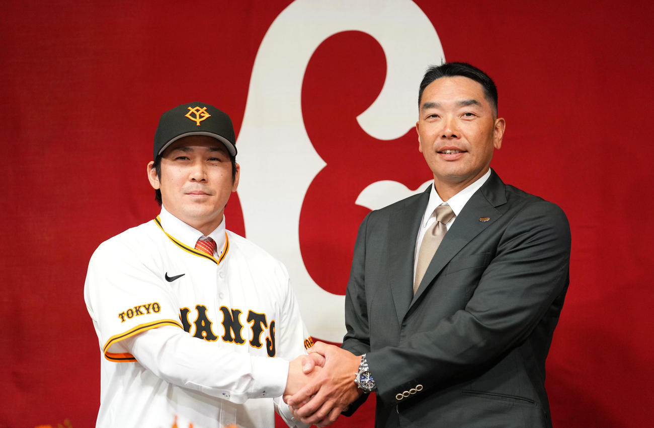 入団会見で握手を交わす巨人甲斐（左）と阿部監督（撮影・横山健太）