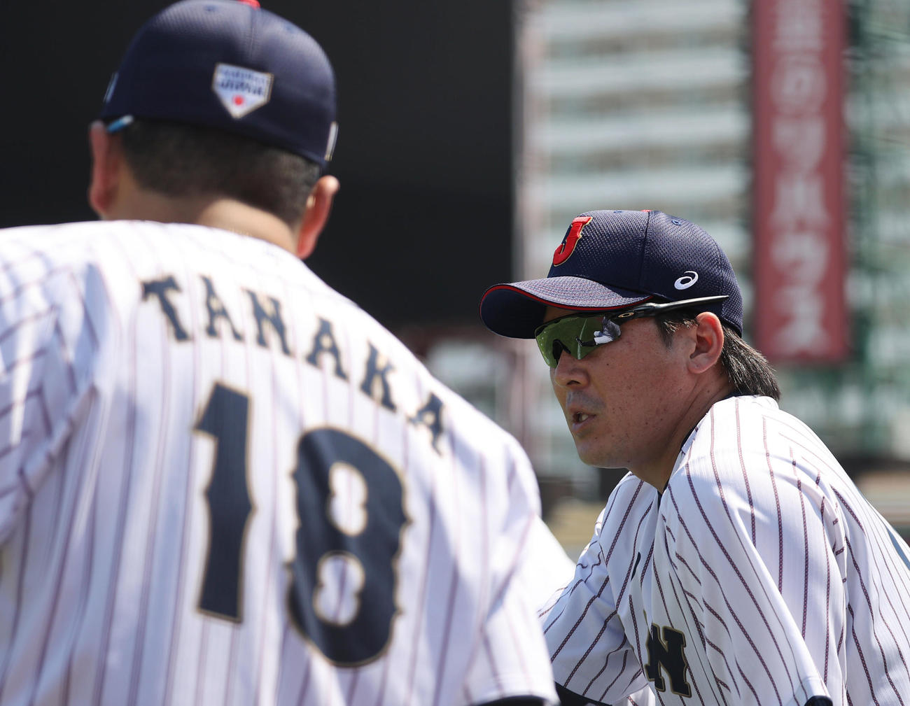 21年7月、侍ジャパン五輪前強化合宿で田中将（左）に質問する甲斐）