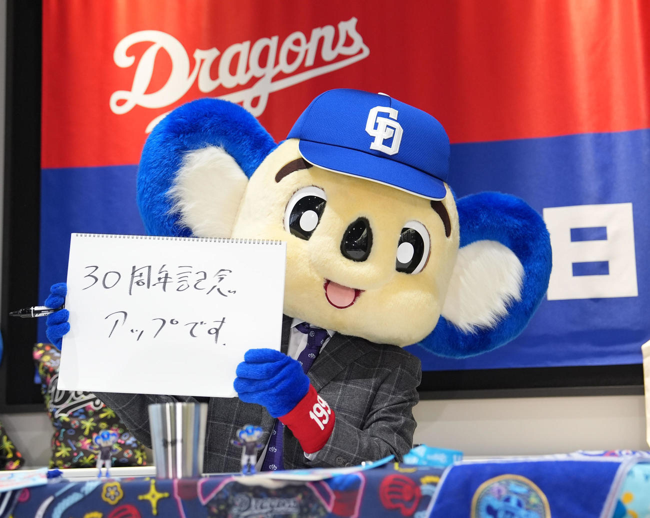会見の席で筆談するドアラ（撮影・森本幸一）