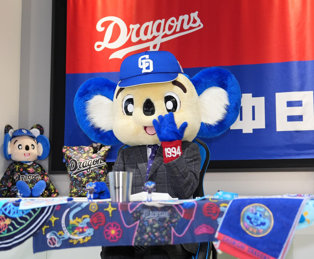 年俸アップの評価に会見の席で目元を抑えるドアラ（撮影・森本幸一）