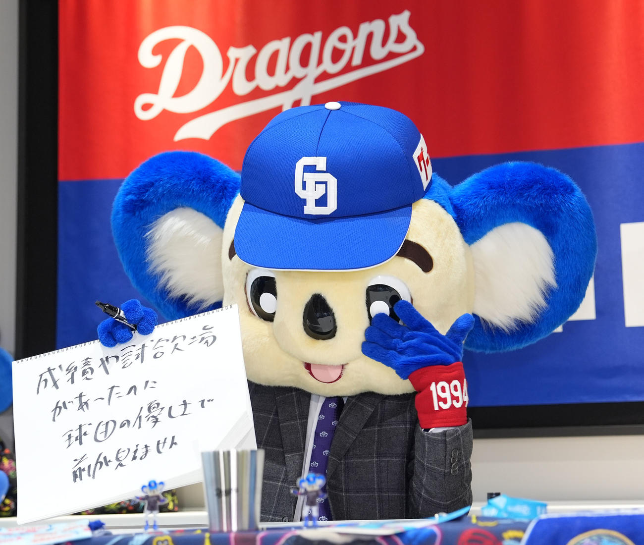 会見の席で目元を抑えながら筆談するドアラ（撮影・森本幸一）