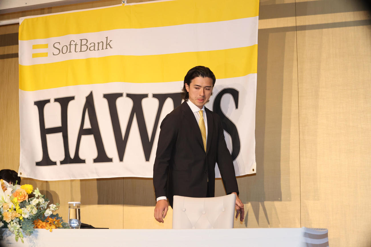 入団会見を行った上沢（撮影・梅根麻紀）