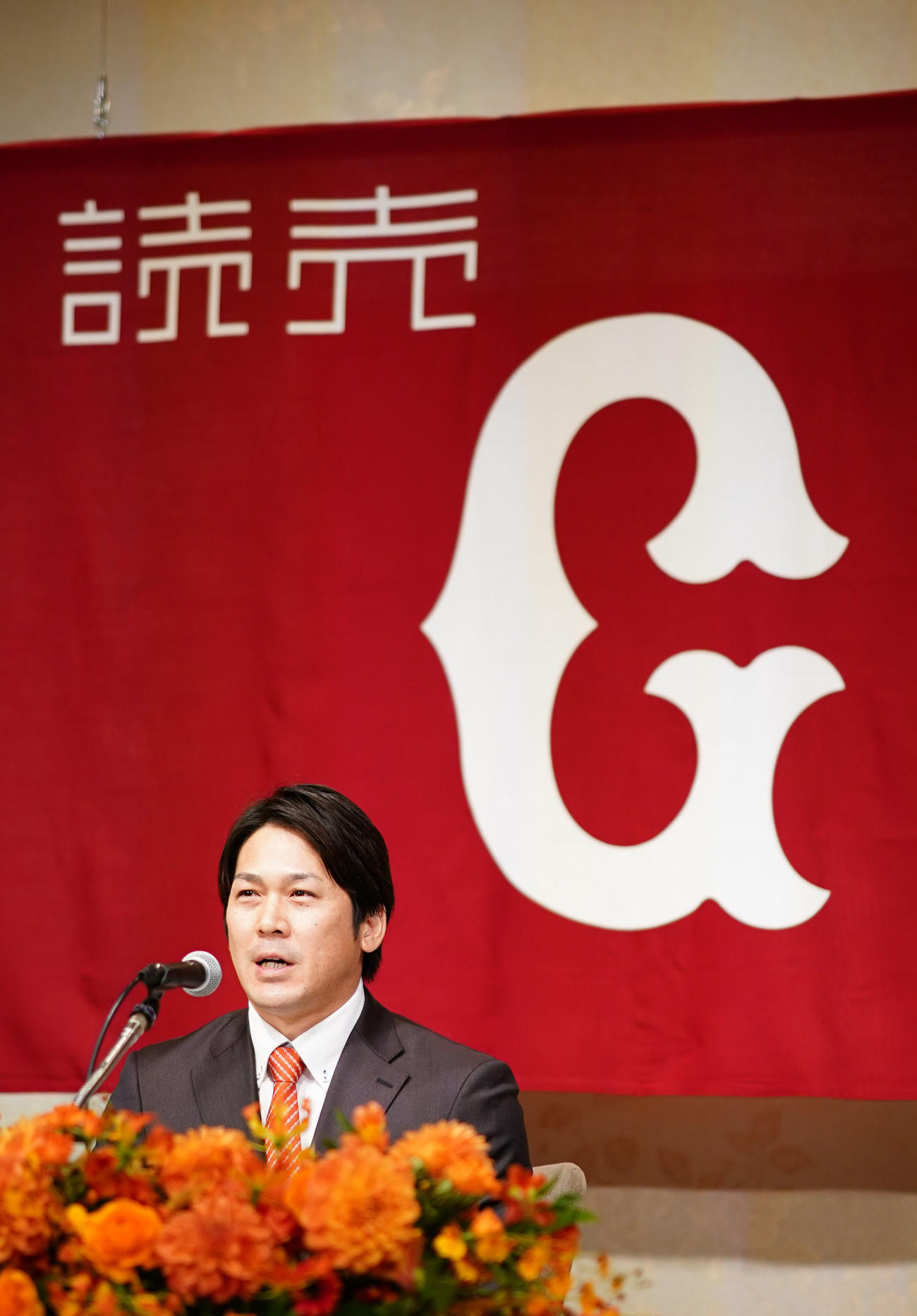 入団会見で意気込みを語る巨人甲斐（撮影・横山健太）