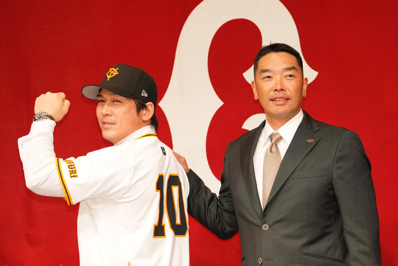 入団会見でガッツポーズをする巨人甲斐。右は阿部監督（撮影・横山健太）