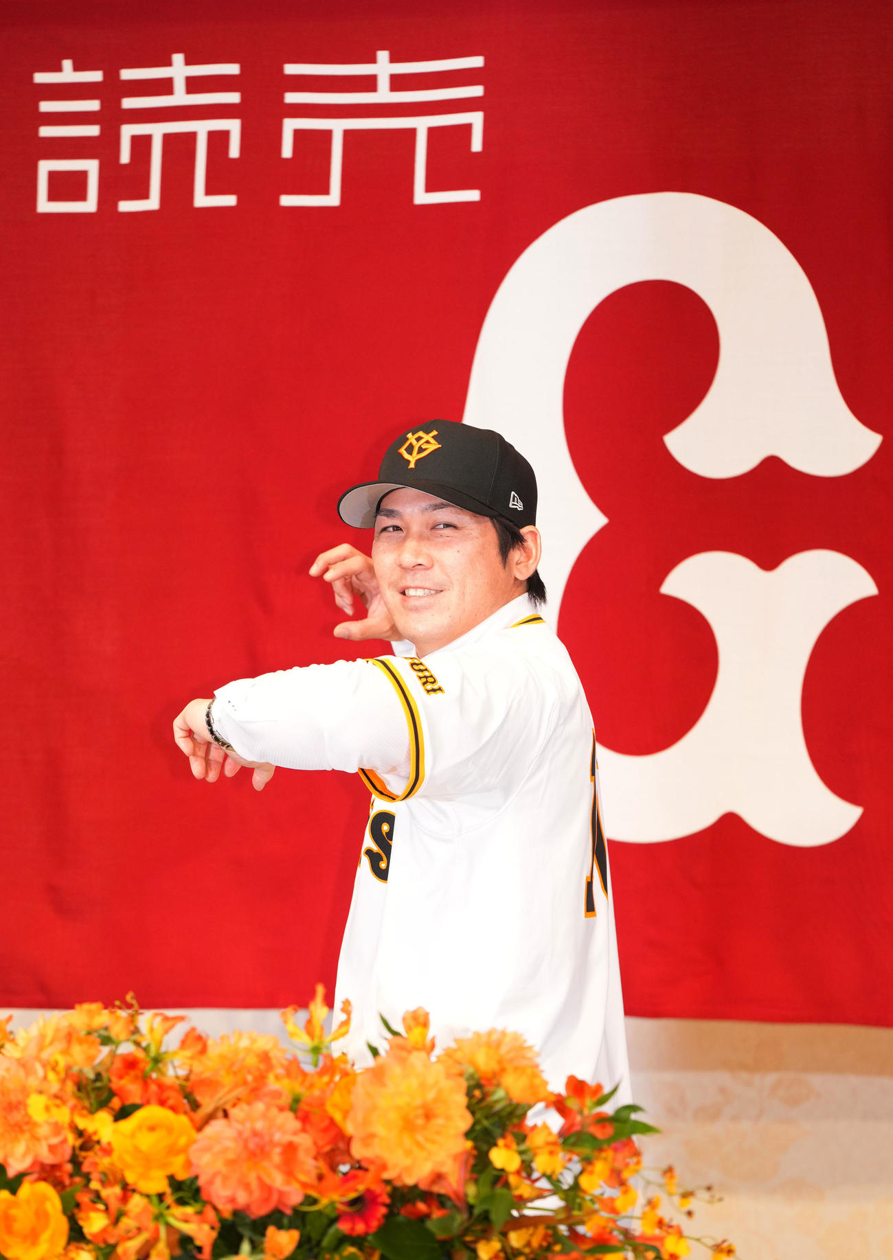 入団会見で甲斐キヤノンポーズをする巨人甲斐（撮影・横山健太）
