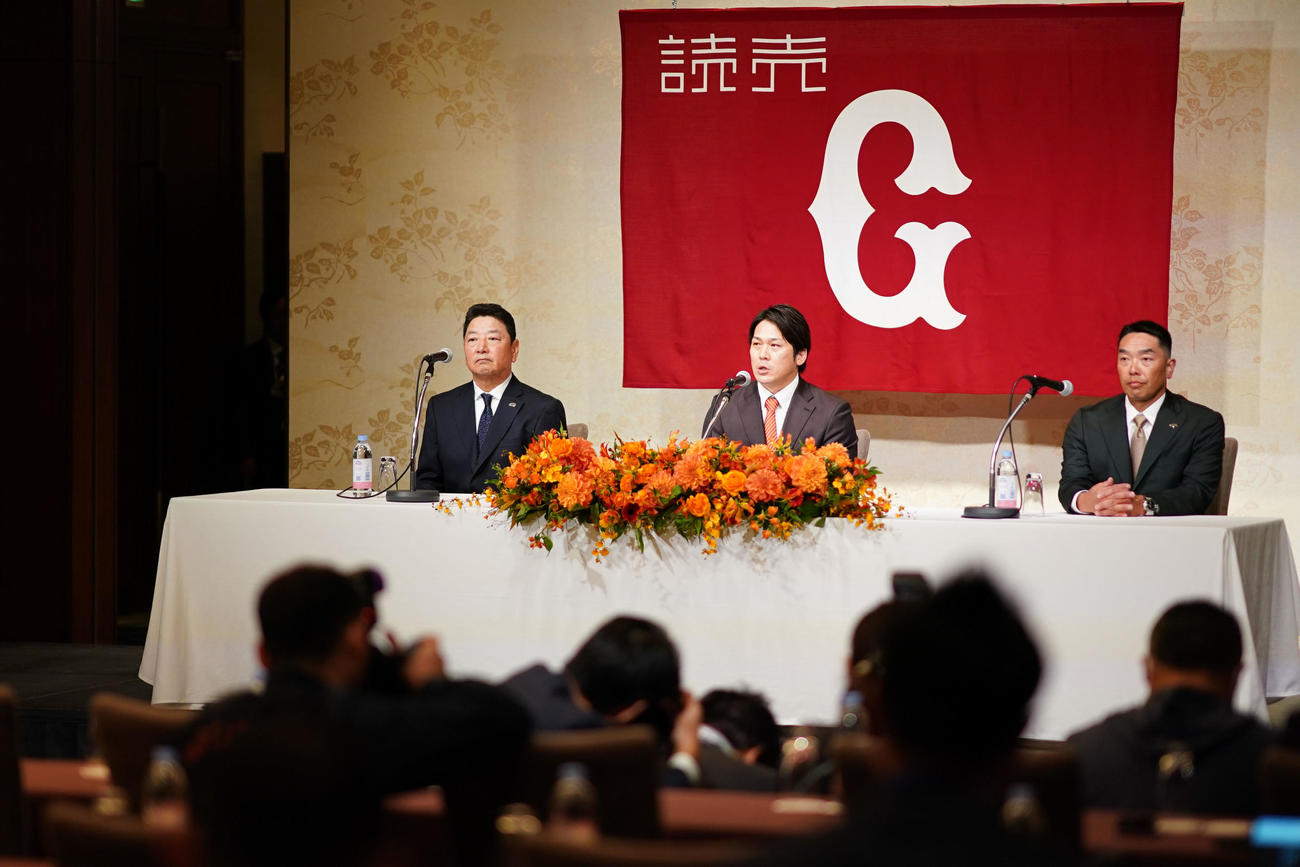 入団会見に臨む巨人甲斐。左は吉村編成本部長、右は阿部監督（撮影・横山健太）