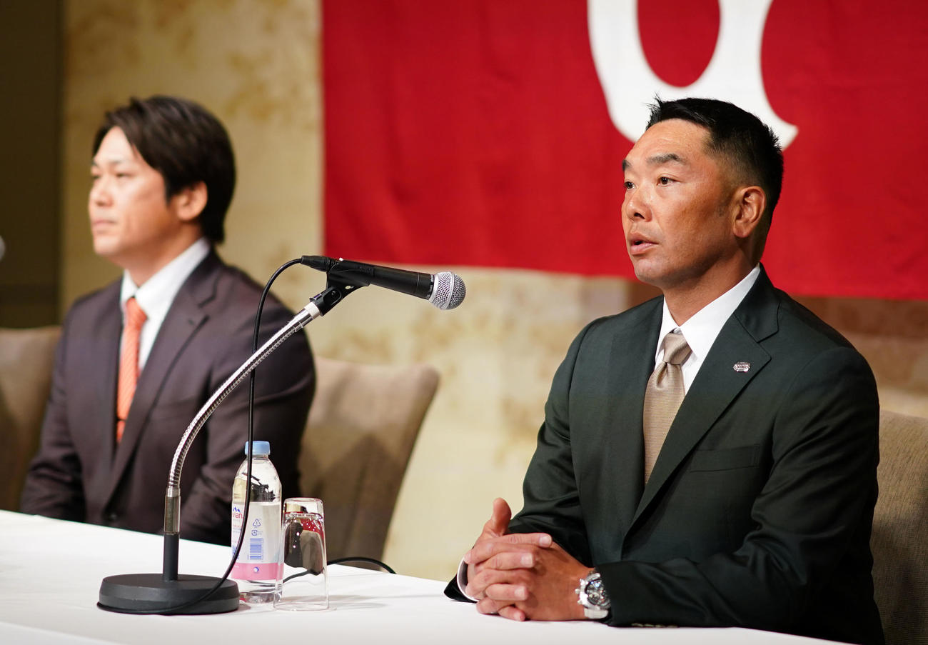 巨人甲斐（左）について語る阿部監督（撮影・横山健太）