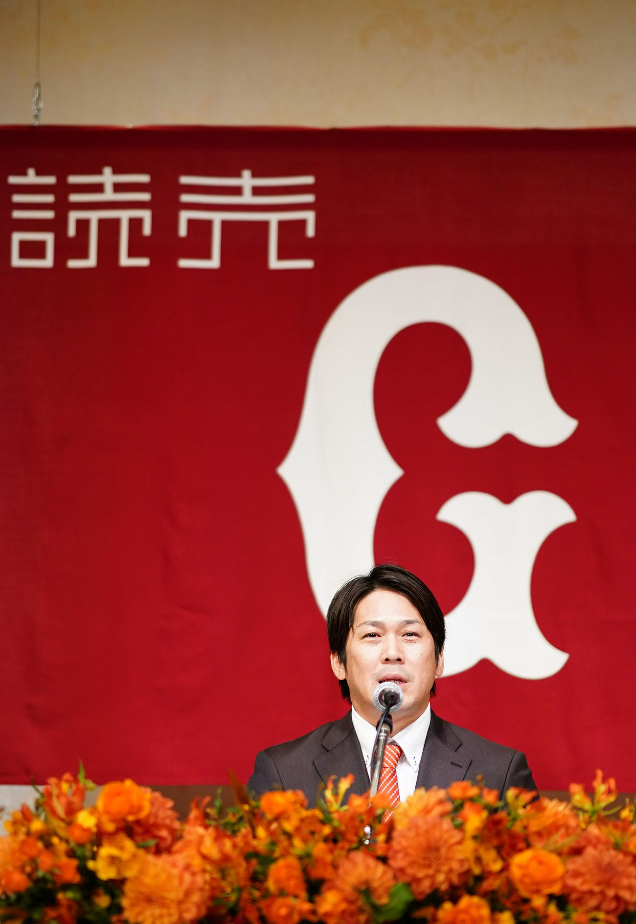 入団会見で意気込みを語る巨人甲斐（撮影・横山健太）