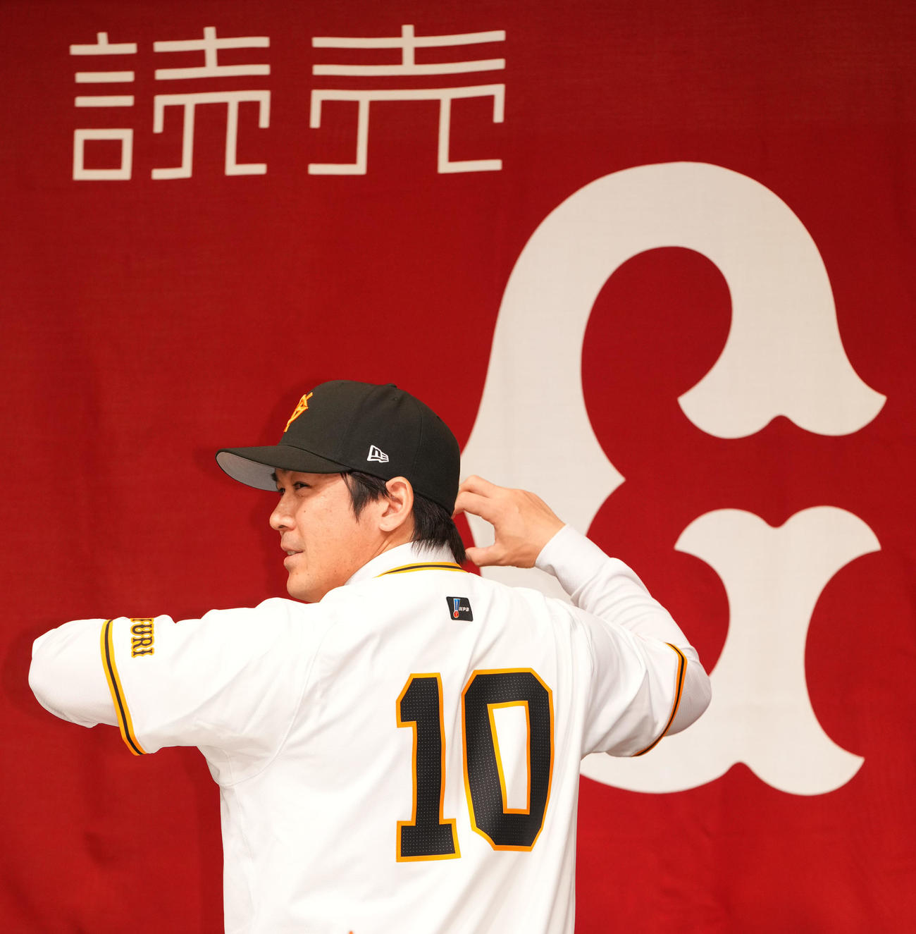 入団会見で甲斐キヤノンポーズをする巨人甲斐（撮影・横山健太）