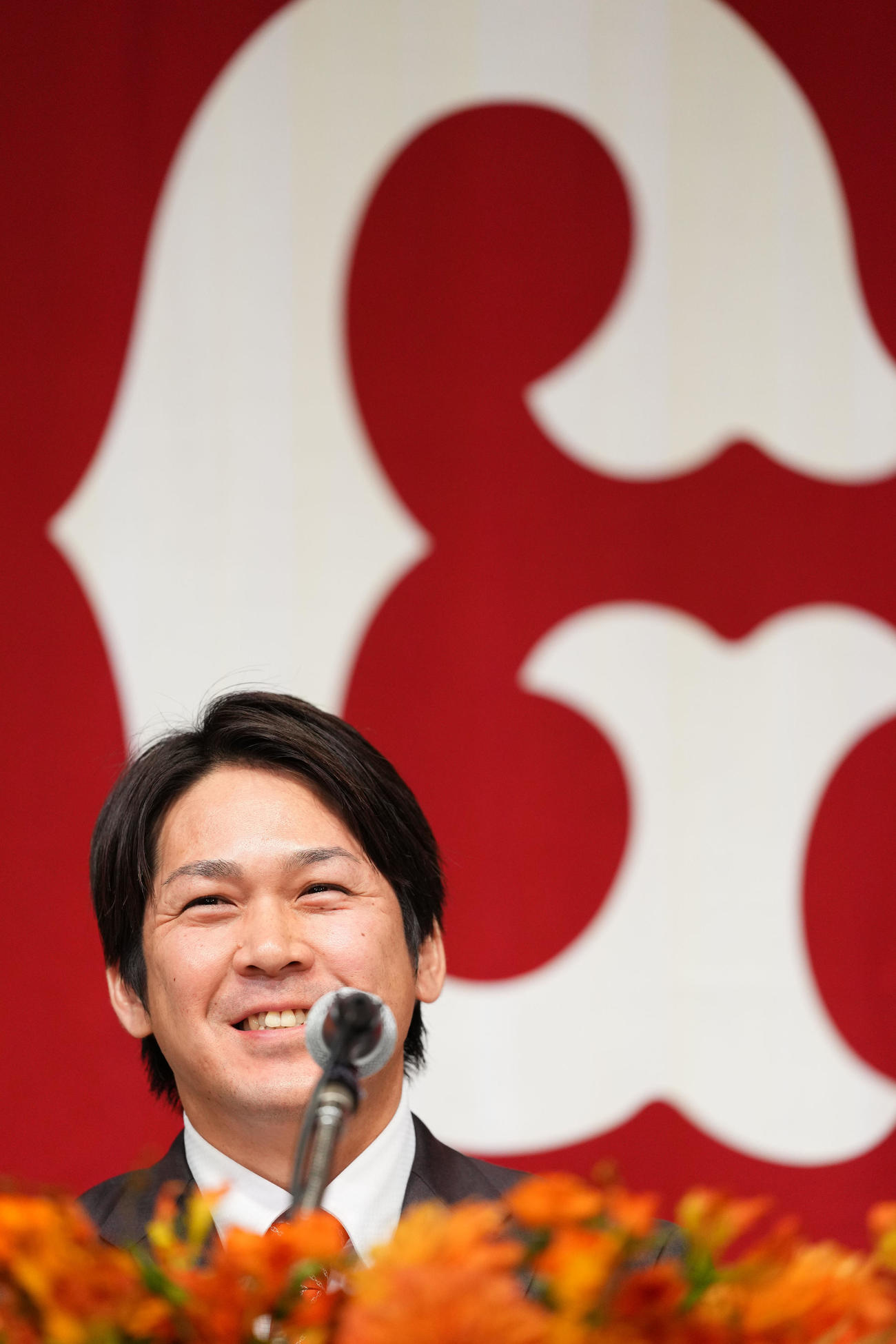 入団会見で笑顔をみせる巨人甲斐（撮影・横山健太）