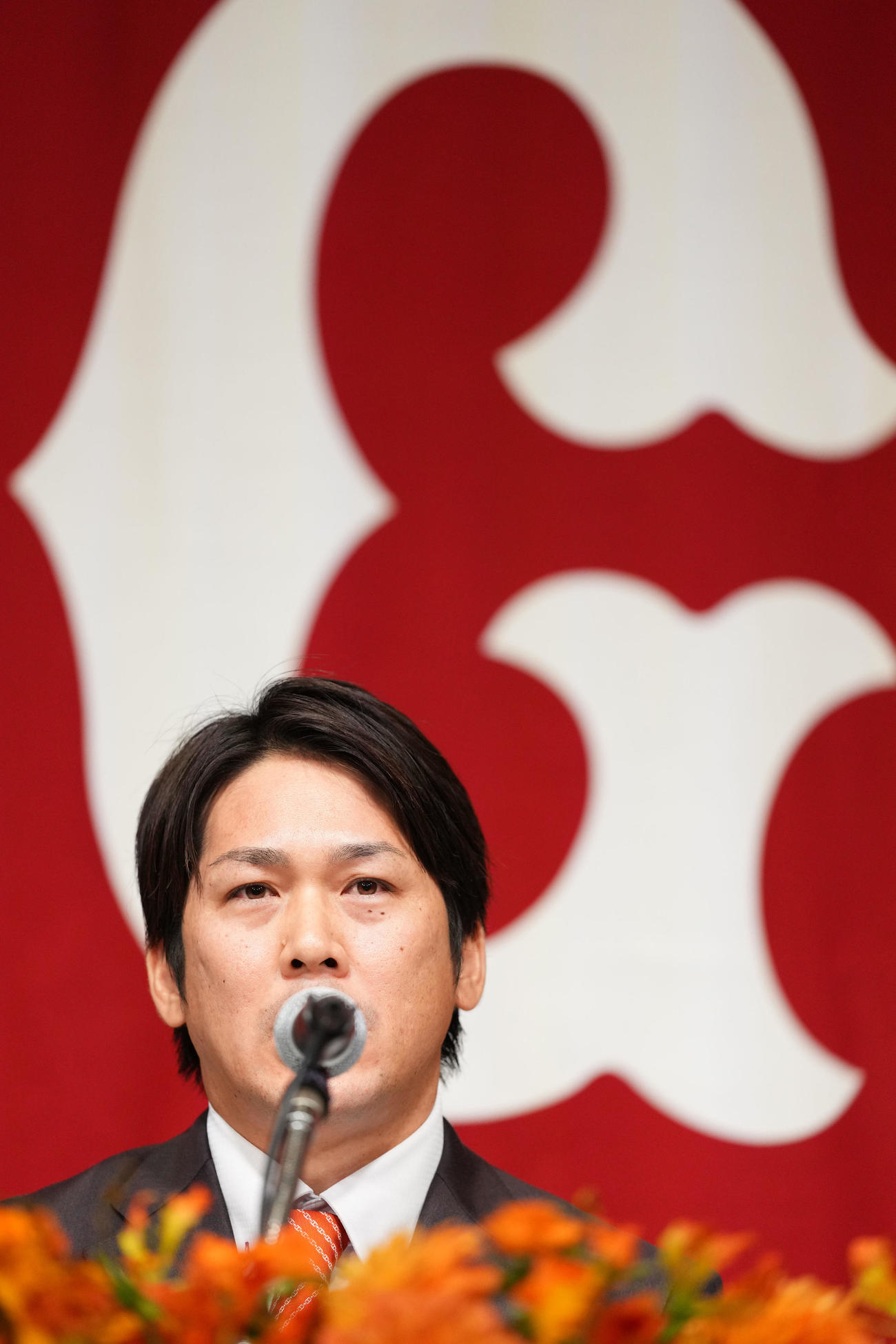 入団会見で意気込みを語る巨人甲斐（撮影・横山健太）
