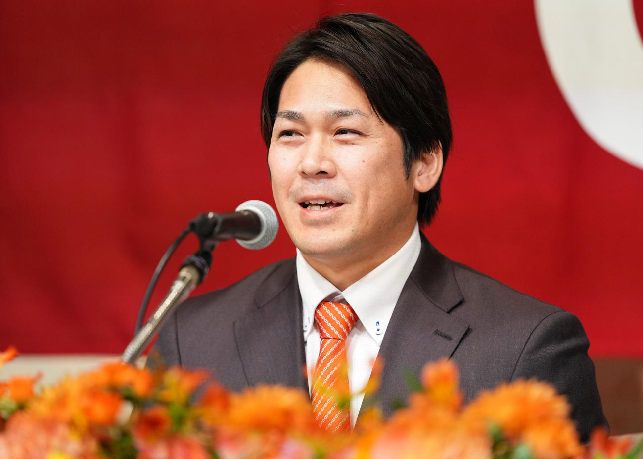 入団会見で笑顔をみせる巨人甲斐（撮影・横山健太）
