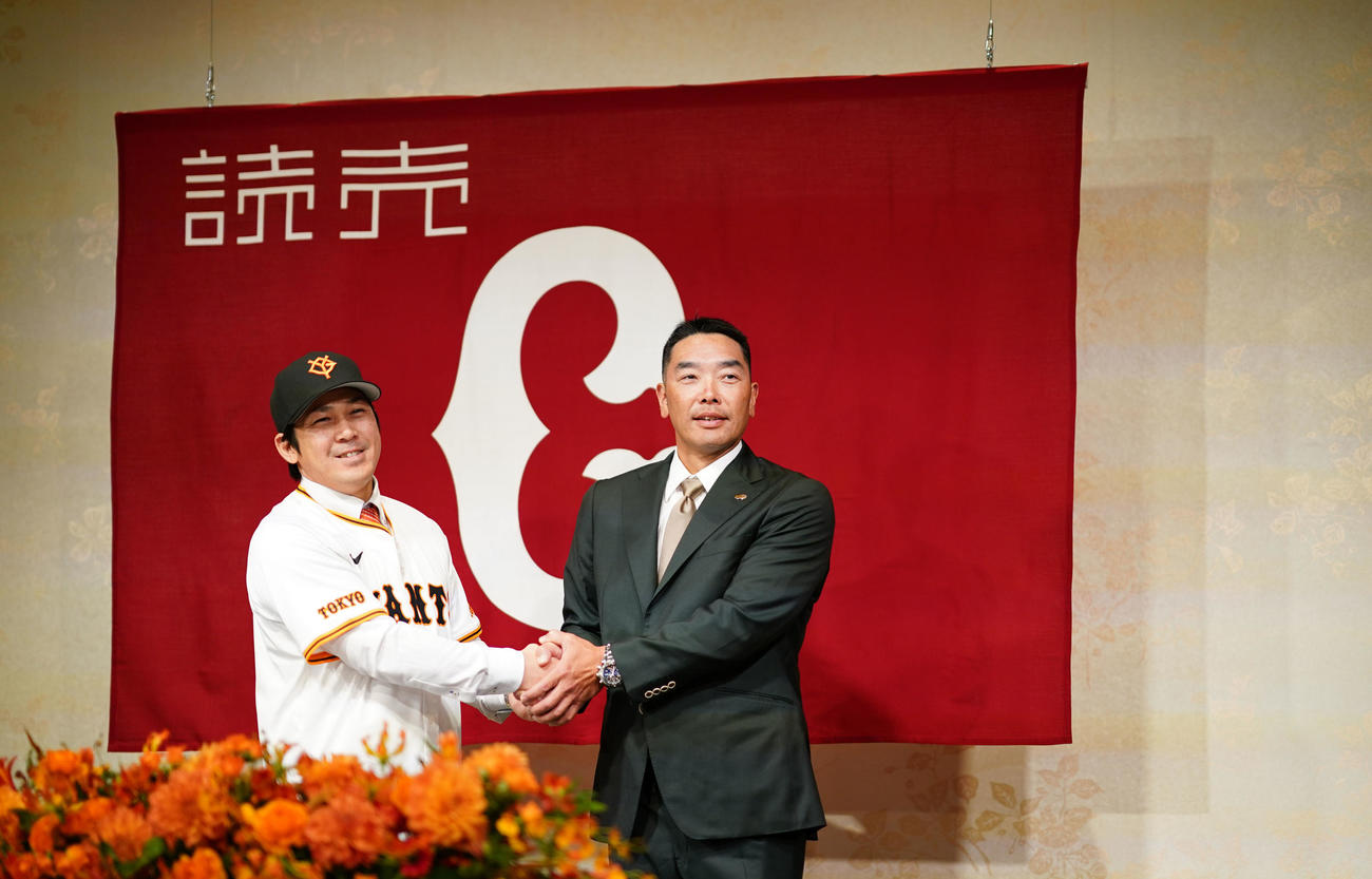 入団会見で握手を交わす巨人甲斐（左）と阿部監督（撮影・横山健太）