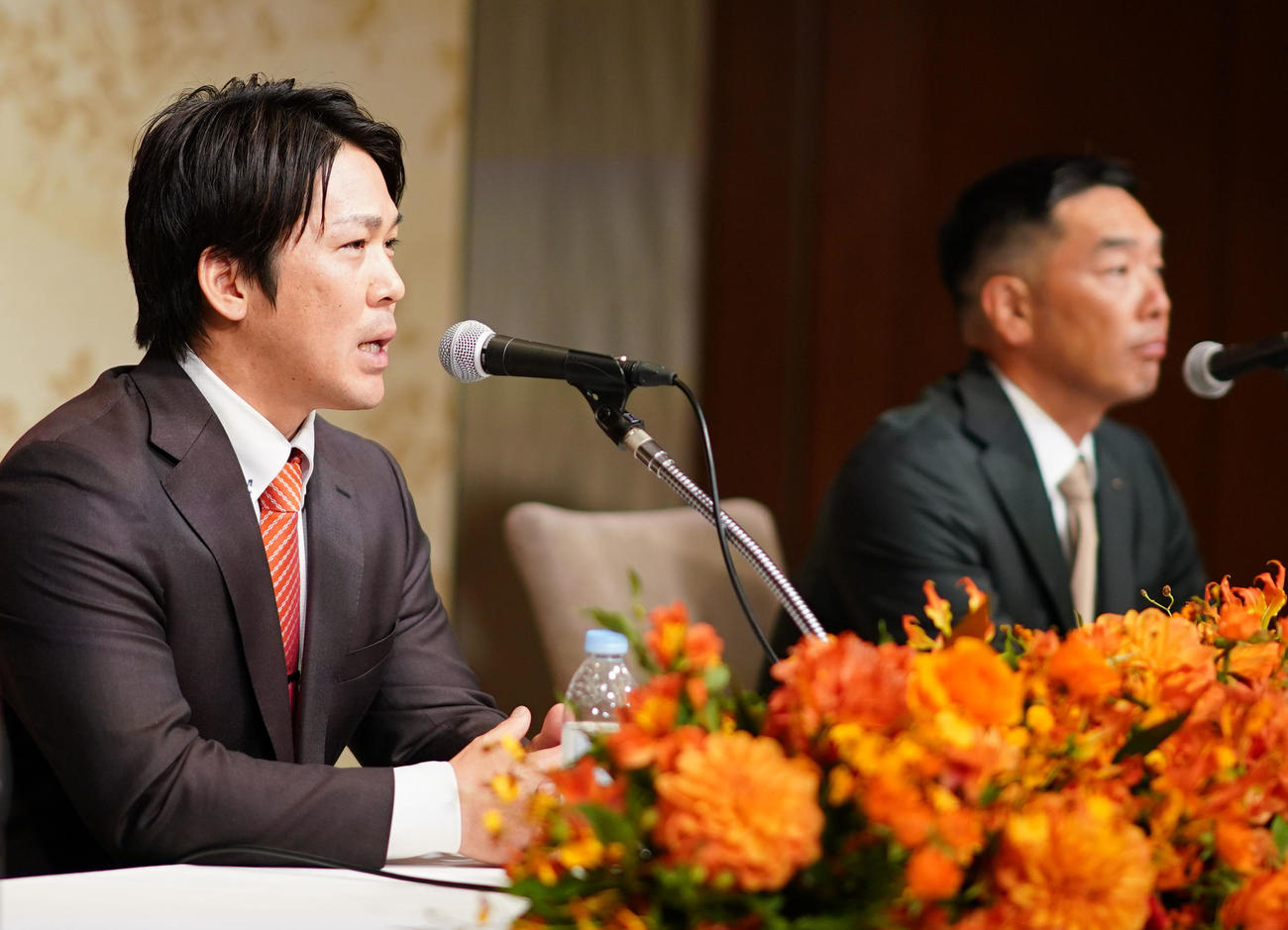 入団会見に臨む巨人甲斐。右は阿部監督（撮影・横山健太）