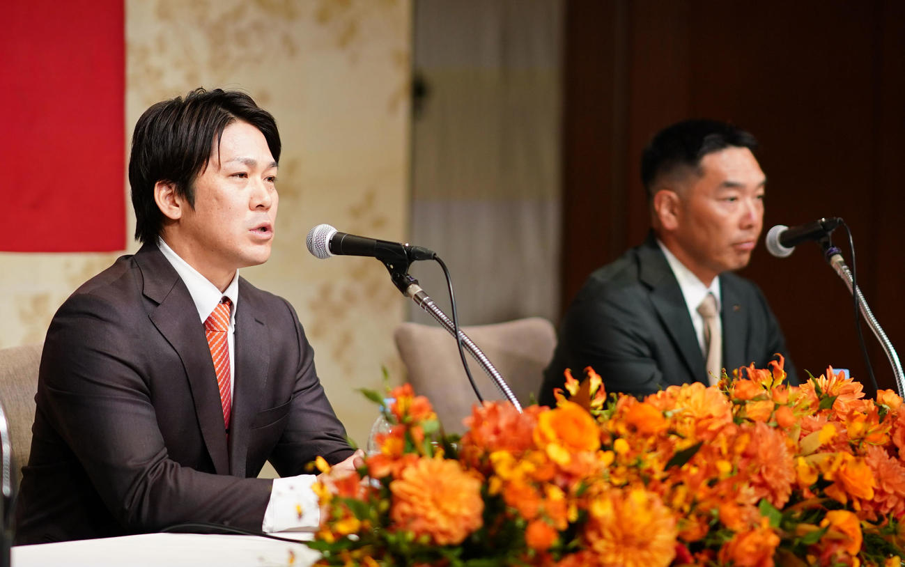 入団会見に臨む巨人甲斐。右は阿部監督（撮影・横山健太）