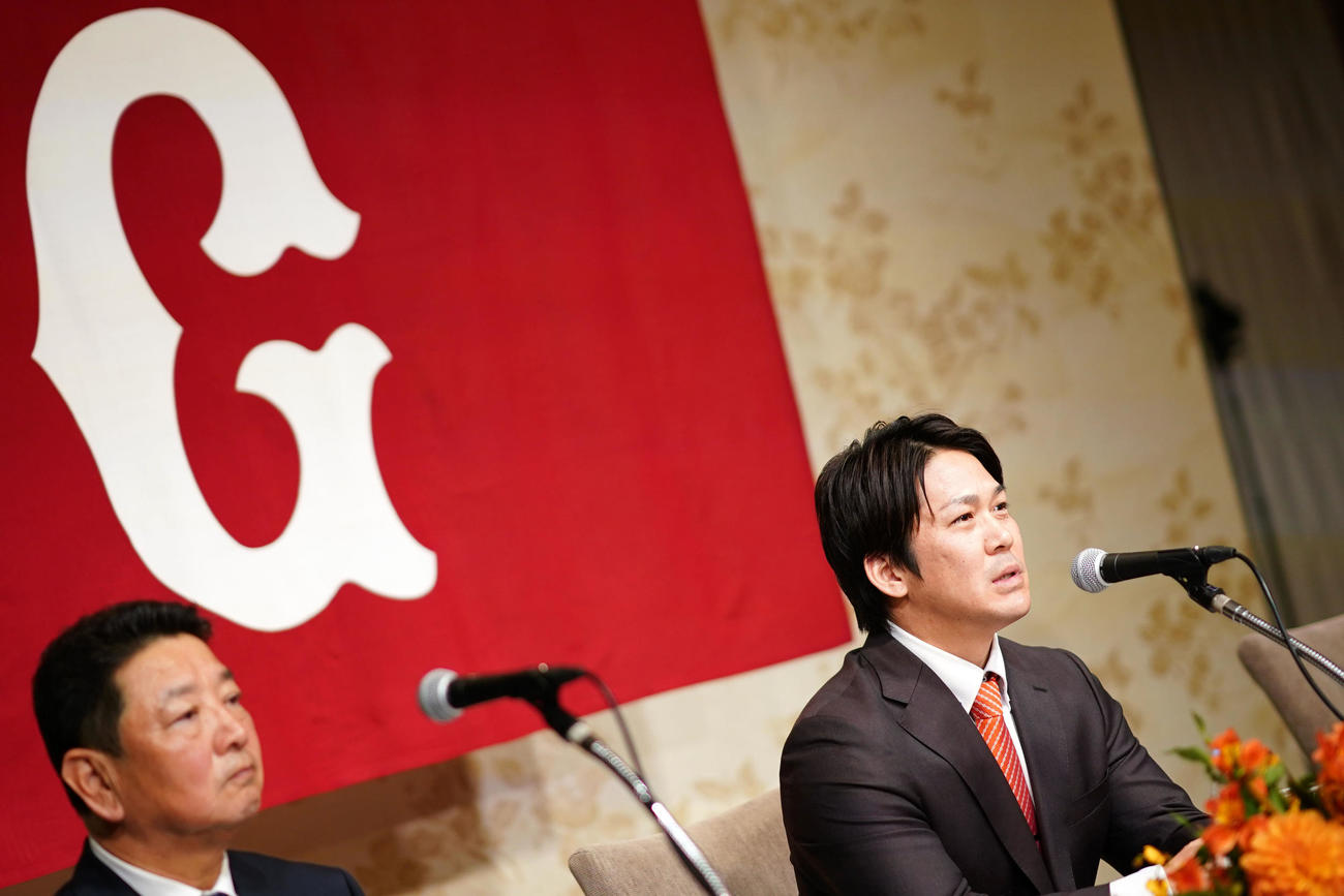 入団会見で意気込みを語る巨人甲斐（撮影・横山健太）