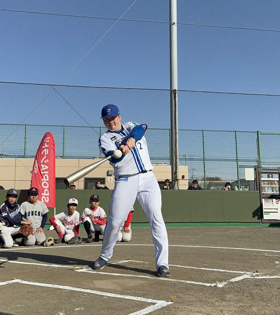 野球教室でアドバイザリースタッフ契約を結ぶシュアプレイのバットで打撃を披露するDeNA牧（撮影・小早川宗一郎）
