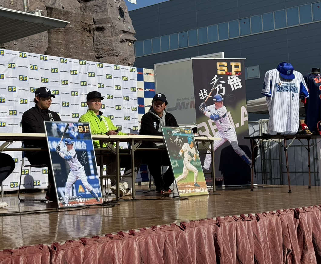 トークショーに出演した、左からDeNA堀岡、牧、鈴木野手コーチ（撮影・小早川宗一郎）