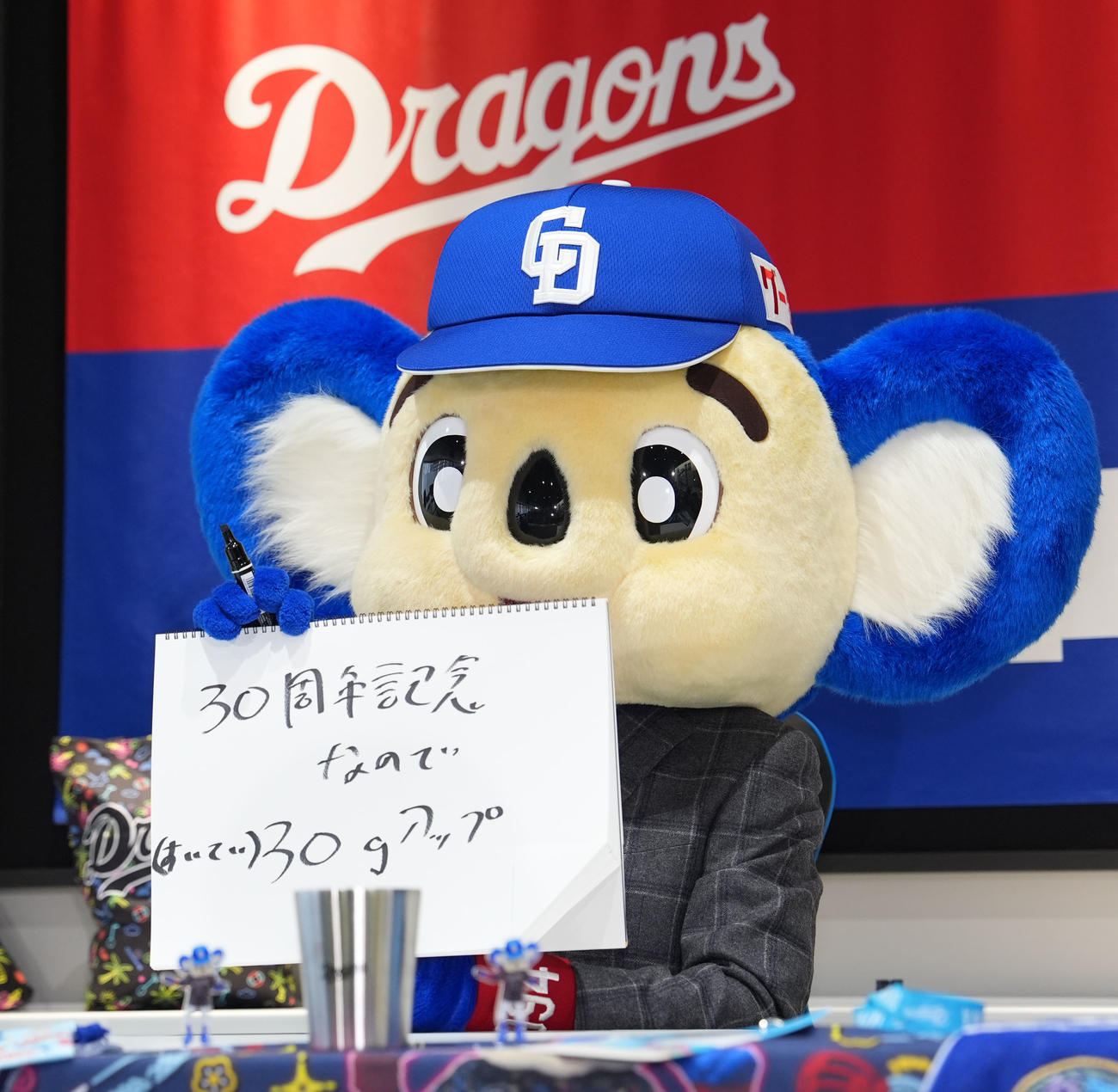 会見の席で筆談するドアラ（撮影・森本幸一）