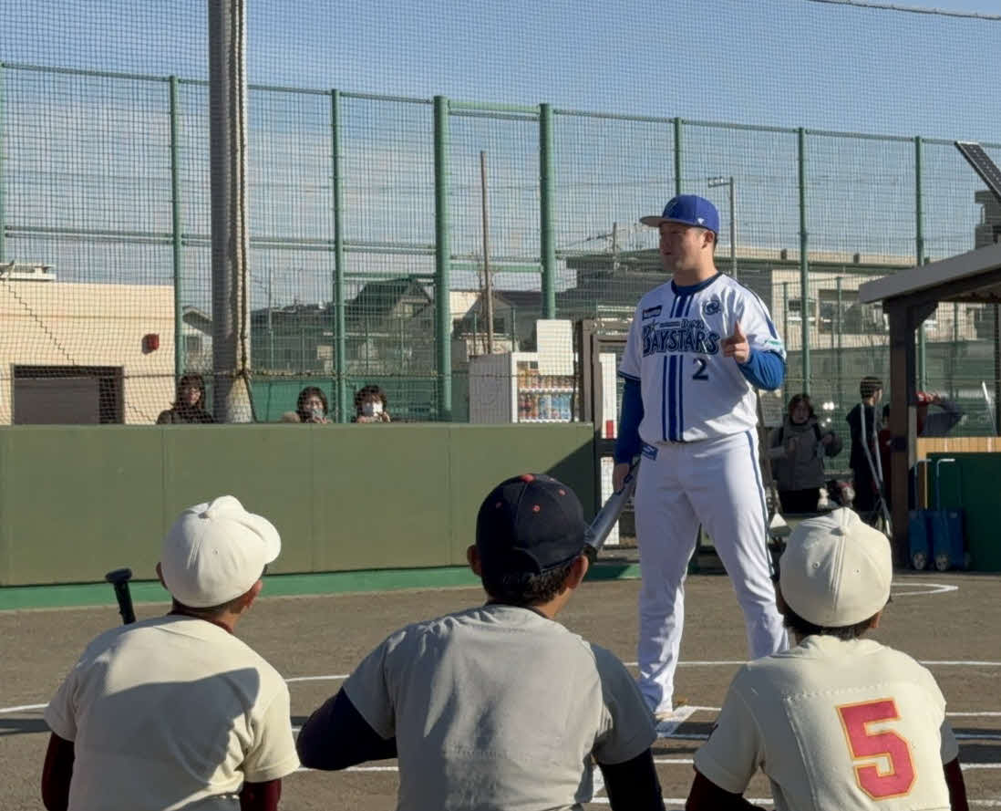 野球教室で野球少年にアドバイスを送るDeNA牧（撮影・小早川宗一郎）
