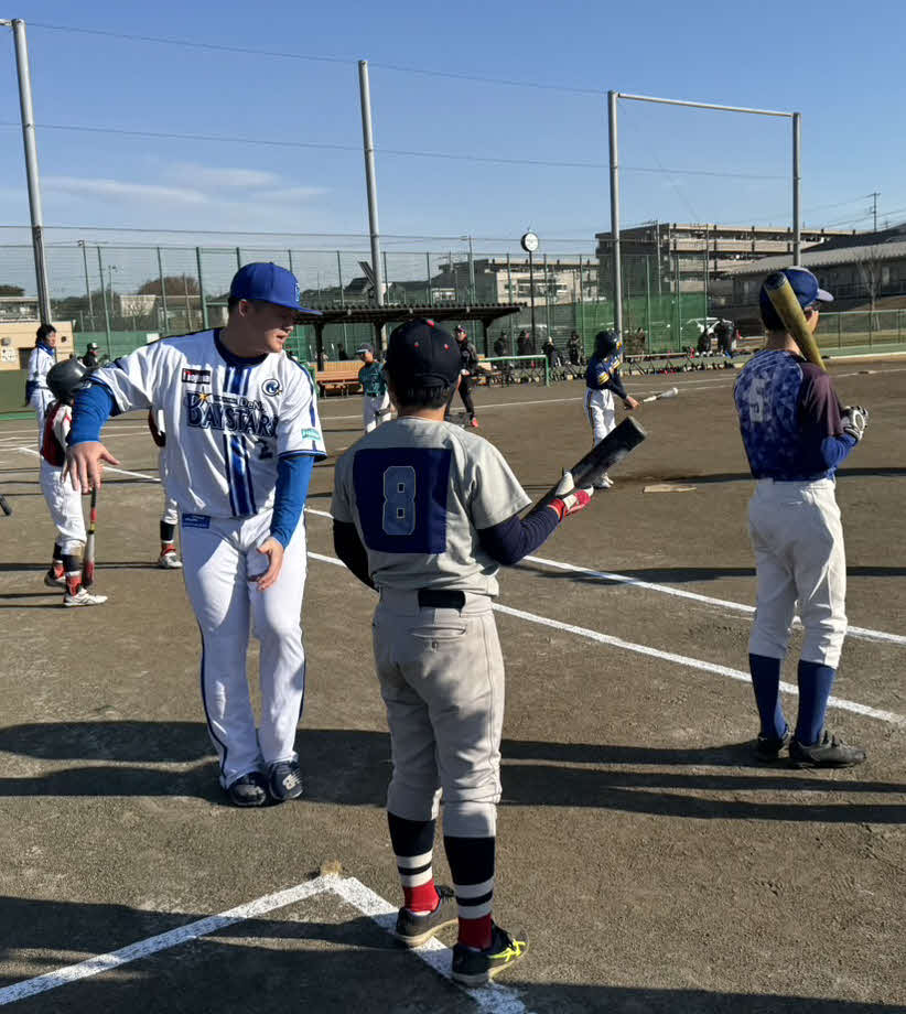 野球教室で野球少年にアドバイスを送るDeNA牧（撮影・小早川宗一郎）