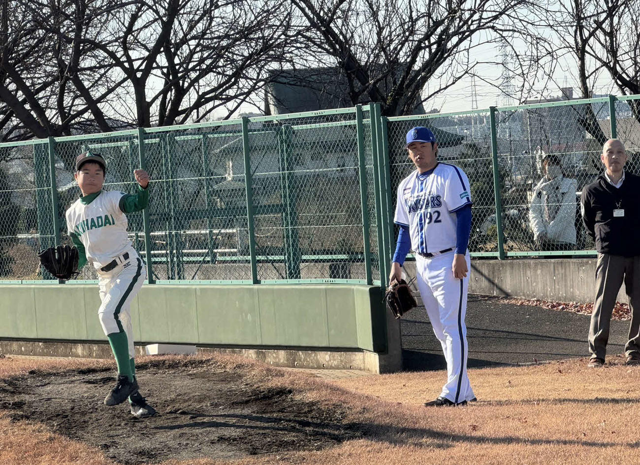 野球教室で野球少年にアドバイスを送るDeNA堀岡（撮影・小早川宗一郎）
