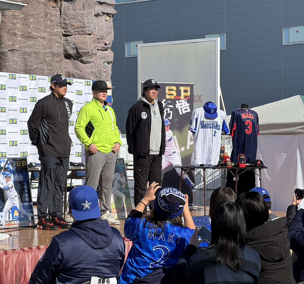 トークショーに出演した、左からDeNA堀岡、牧、鈴木野手コーチ（撮影・小早川宗一郎）