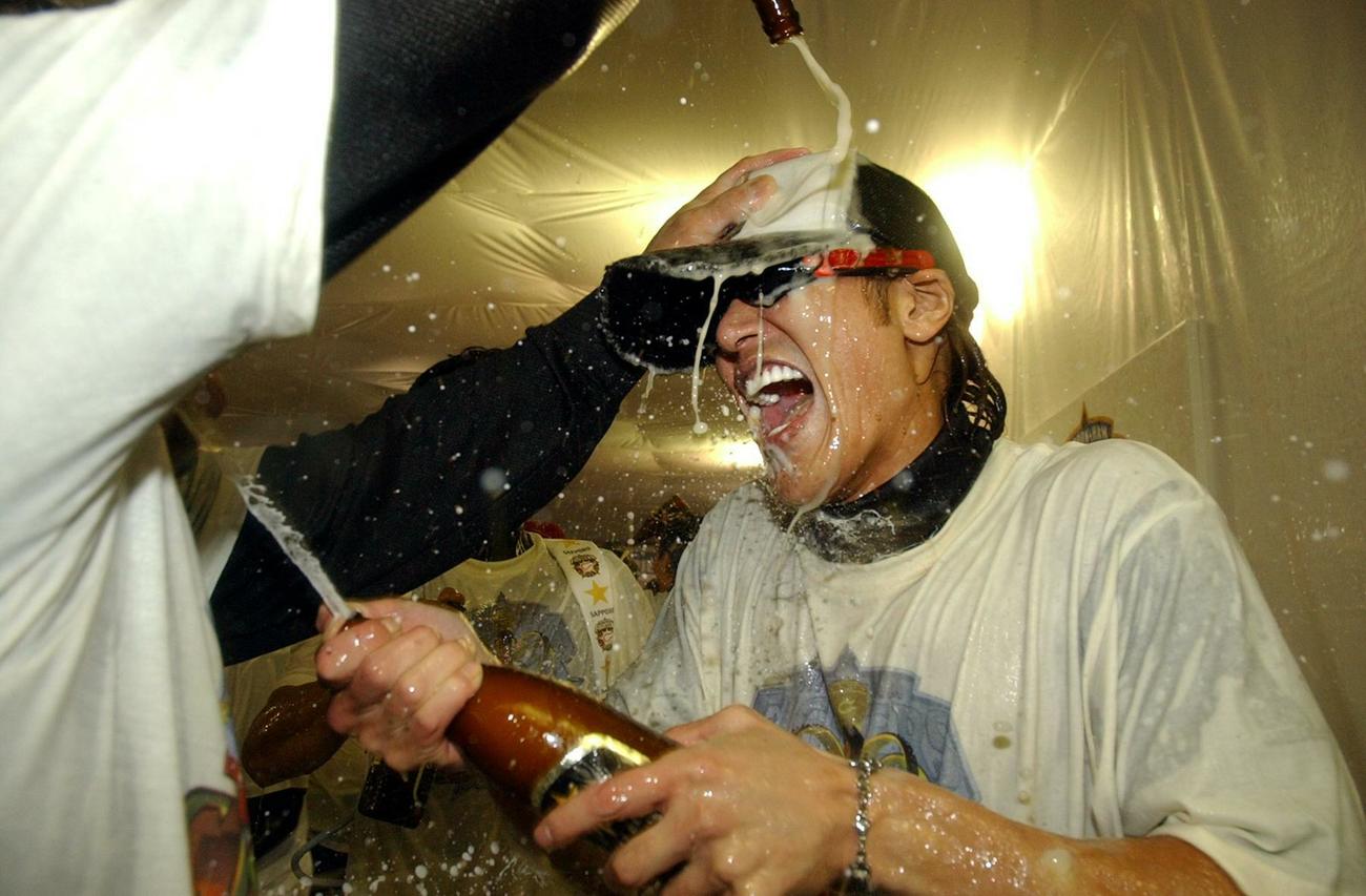 日本シリーズ優勝祝勝会　ビールかけで、騒ぐ新庄剛志（2006年10月撮影）