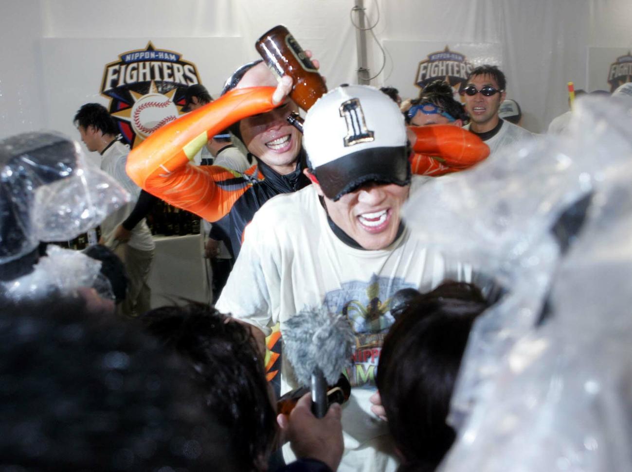 日本シリーズ優勝祝勝会　ビールかけで、騒ぐ新庄剛志（2006年10月撮影）