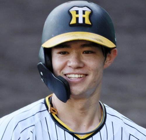 阪神】選手会発案のチャリティー収益金を西宮市に贈呈 中野拓夢「笑顔