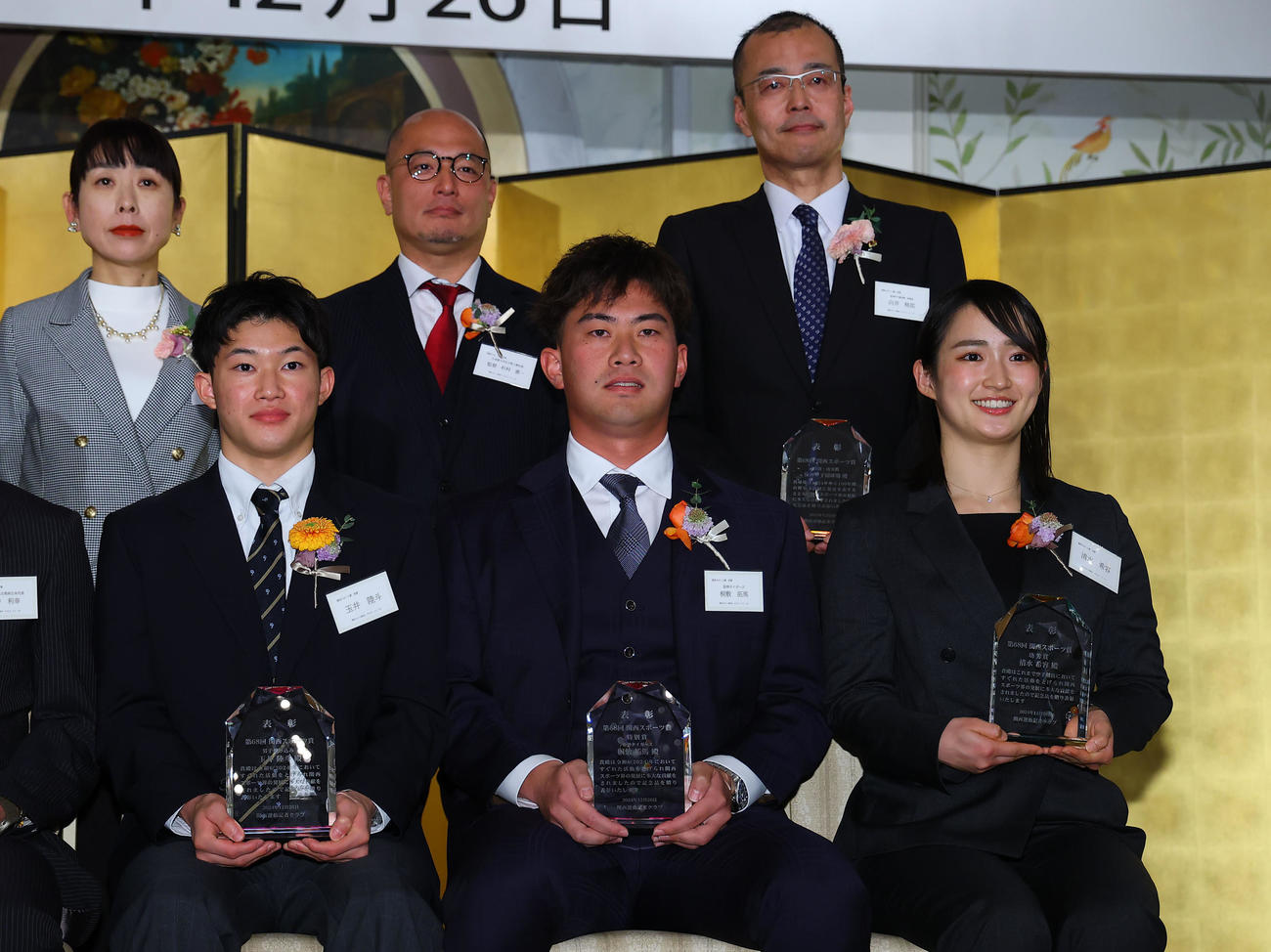 第68回関西スポーツ賞で記念写真に納まる（前列左から）飛び込みの玉井陸斗、阪神桐敷、空手の清水希容ら受賞者（撮影・藤尾明華）