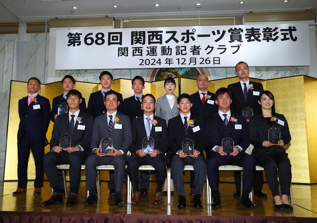第68回関西スポーツ賞で各賞を受賞した阪神桐敷（前列右から2人目）ら（撮影・藤尾明華）