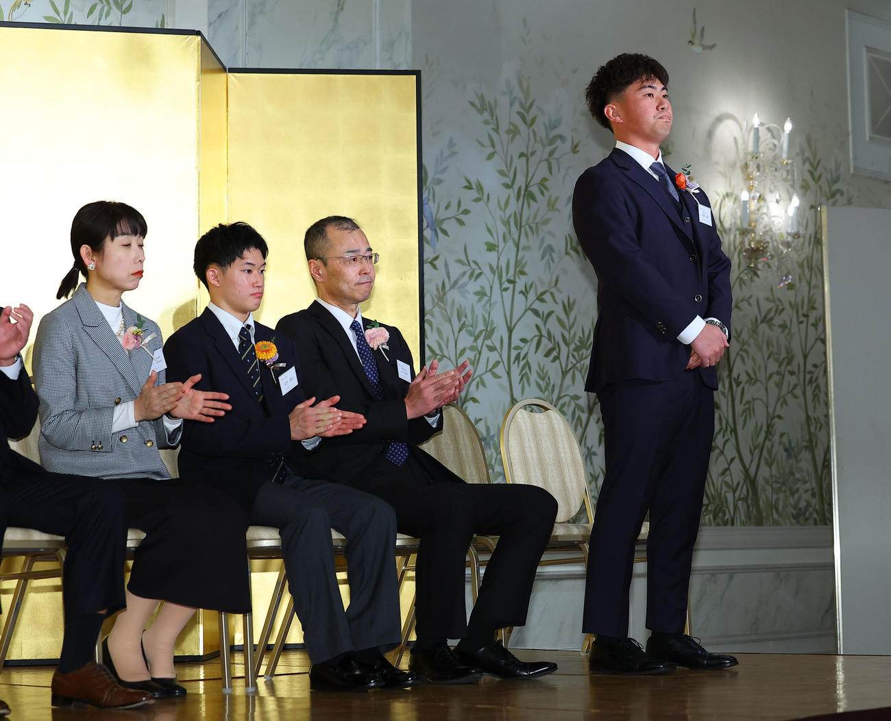 第68回関西スポーツ賞特別賞を受賞し、登壇する阪神桐敷（右端）（撮影・藤尾明華）