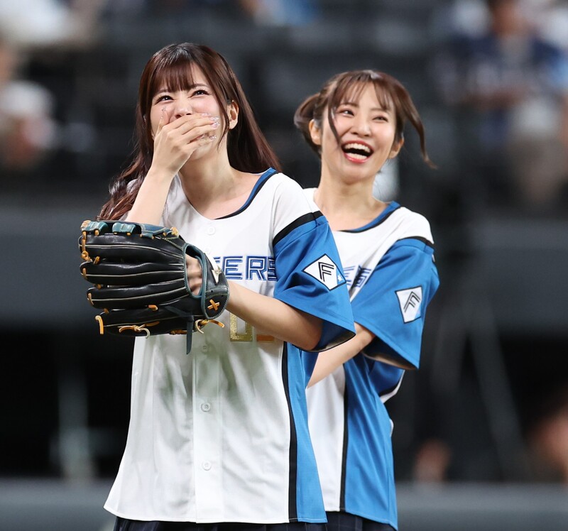 日本ハム対西武　ファーストピッチセレモニーを務める声優の田中ちえ美（左）と村上奈津実（2024年7月28日撮影）
