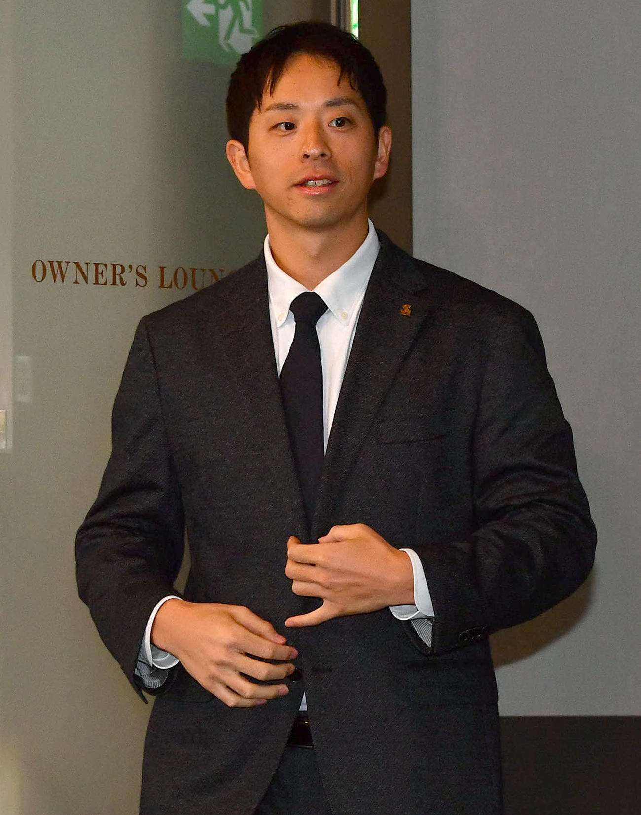 契約更改を終えて会見場に入るソフトバンク大関（撮影・岩下翔太）