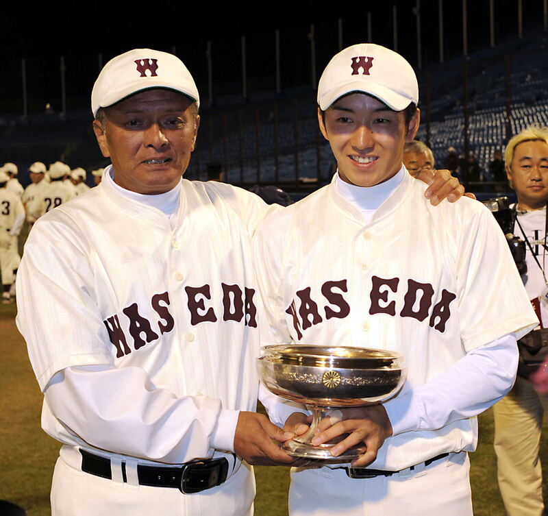 早大時代の斎藤佑樹氏と応武篤良監督（10年11月3日撮影）