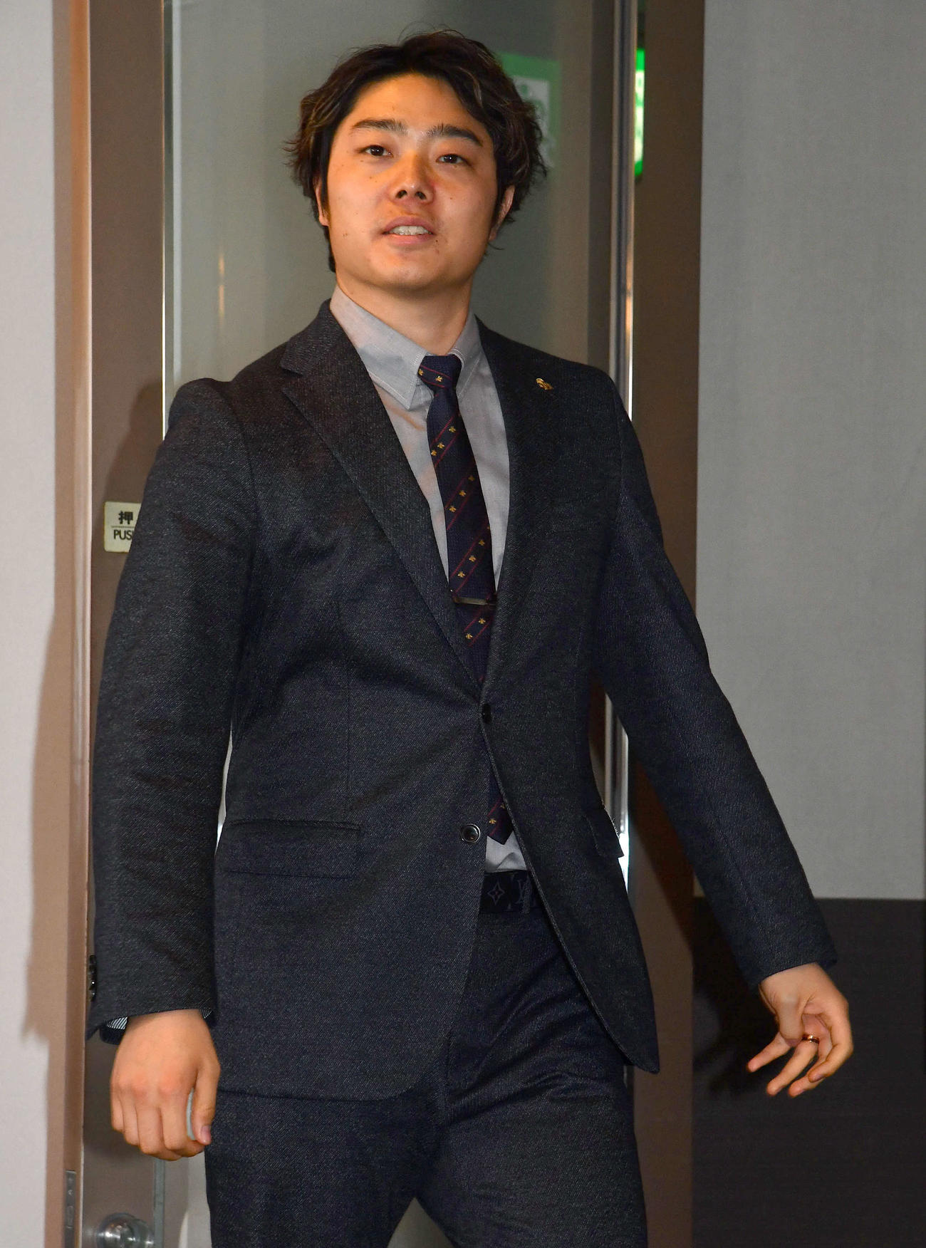 契約更改を終えて会見場に入るソフトバンク松本裕（撮影・岩下翔太）