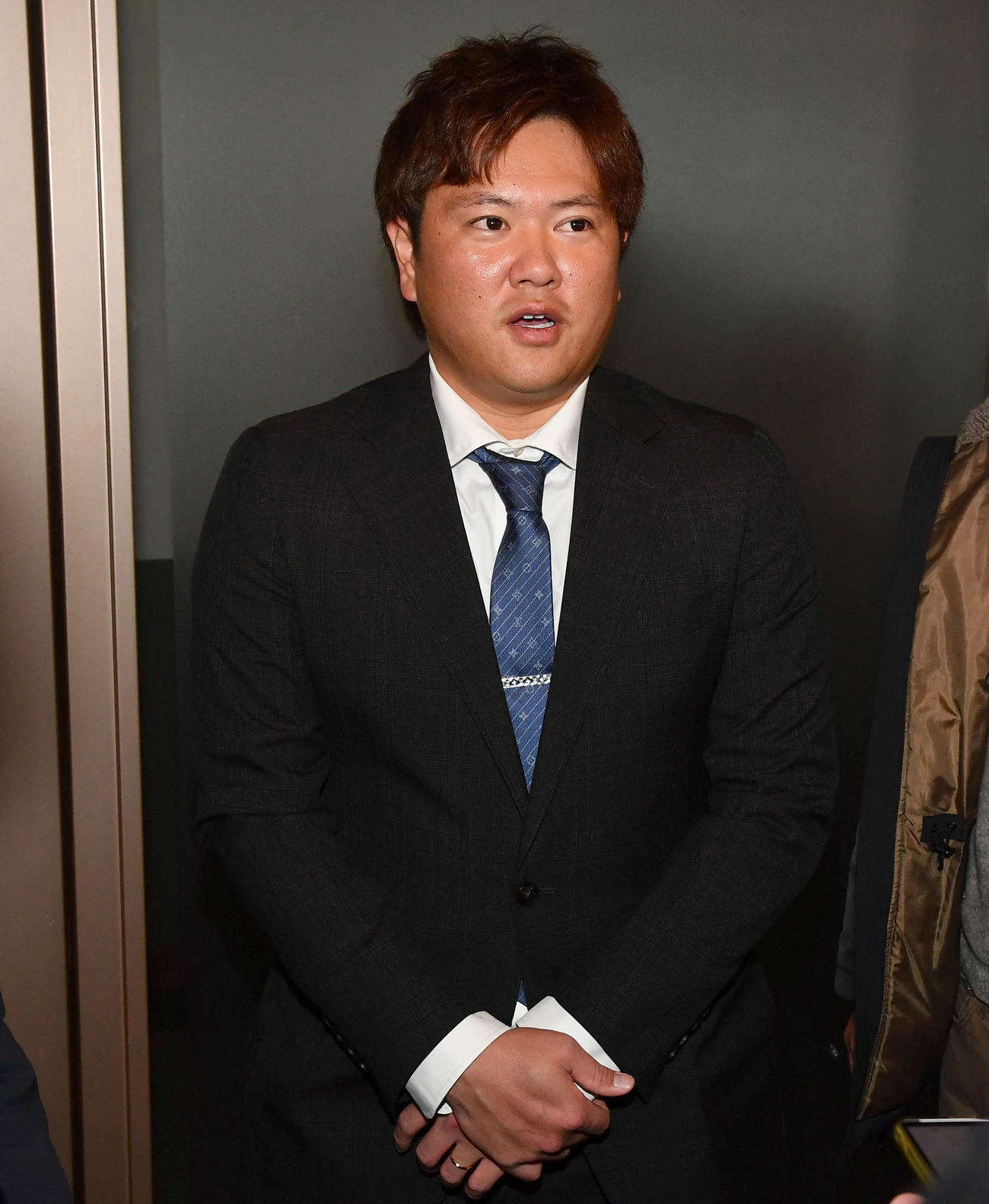 契約更改を終えて囲み取材を受けるソフトバンク津森（撮影・岩下翔太）