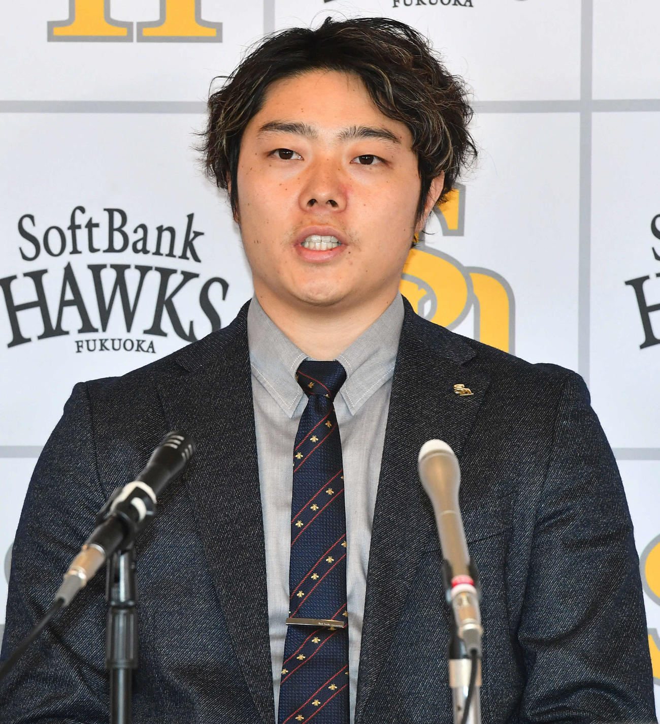 契約更改を終えて会見を行うソフトバンク松本裕（撮影・岩下翔太）