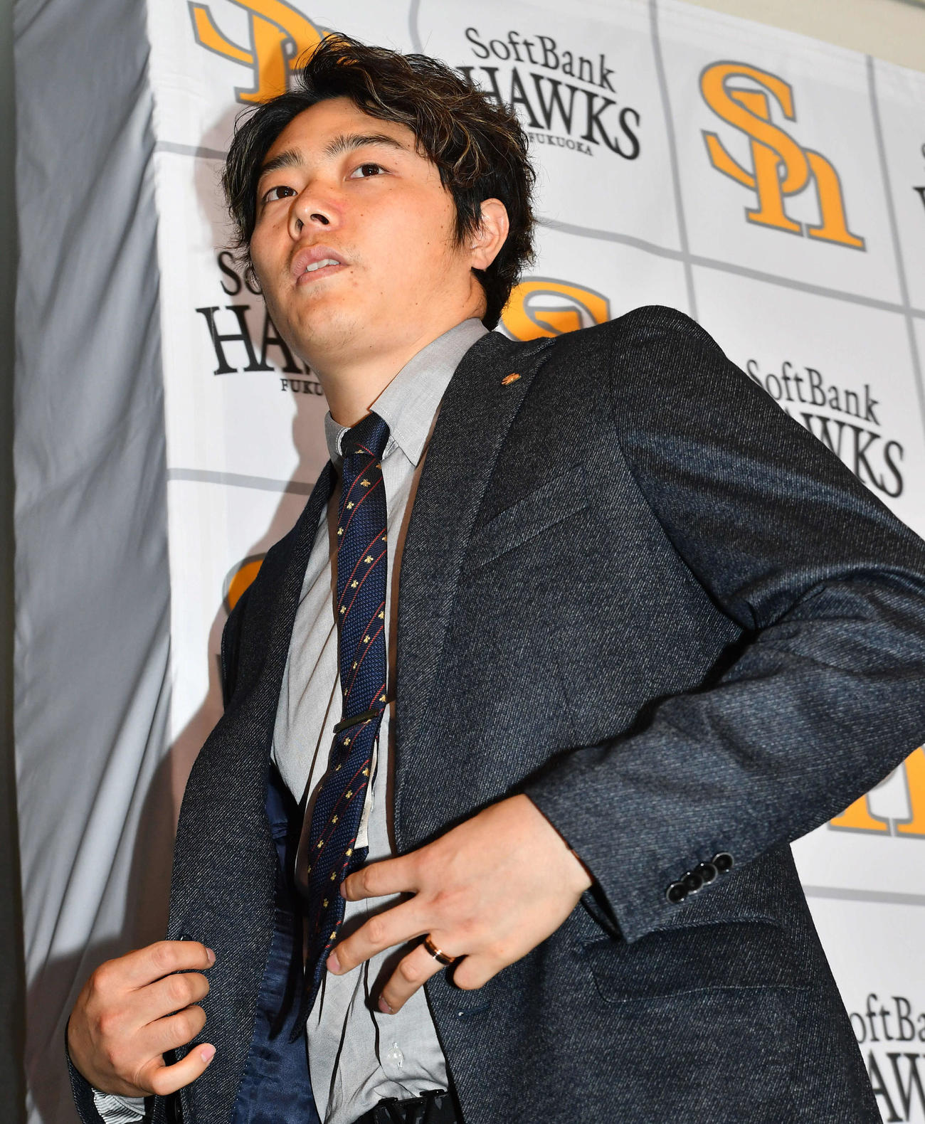 契約更改後の会見を終えて囲み取材に向かうソフトバンク松本裕（撮影・岩下翔太）