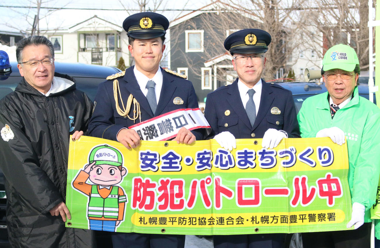 北海道・札幌にある豊平警察署の一日警察署長を務めた日本ハム今川（左から2人目）（撮影・木下大輔）