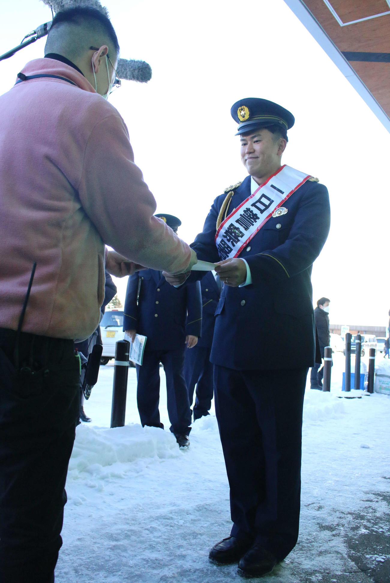 北海道・札幌にある豊平警察署の一日警察署長を務め、商業施設で歳末防犯パトロールを行った日本ハム今川（撮影・木下大輔）
